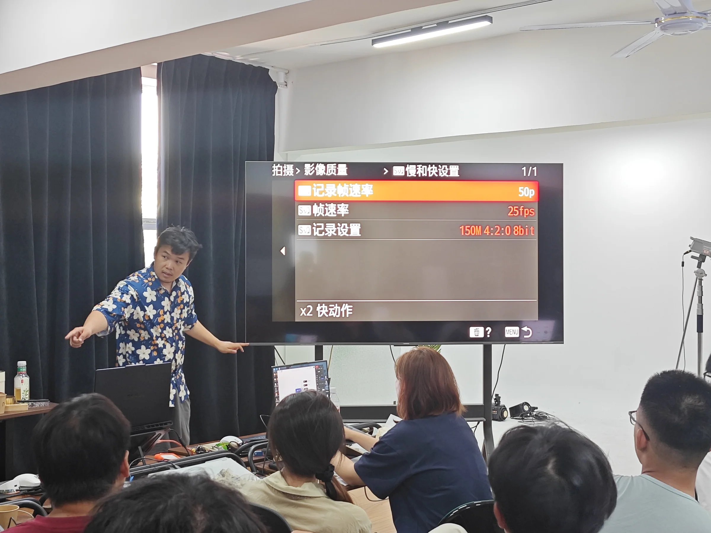 老师与学员讨论创作