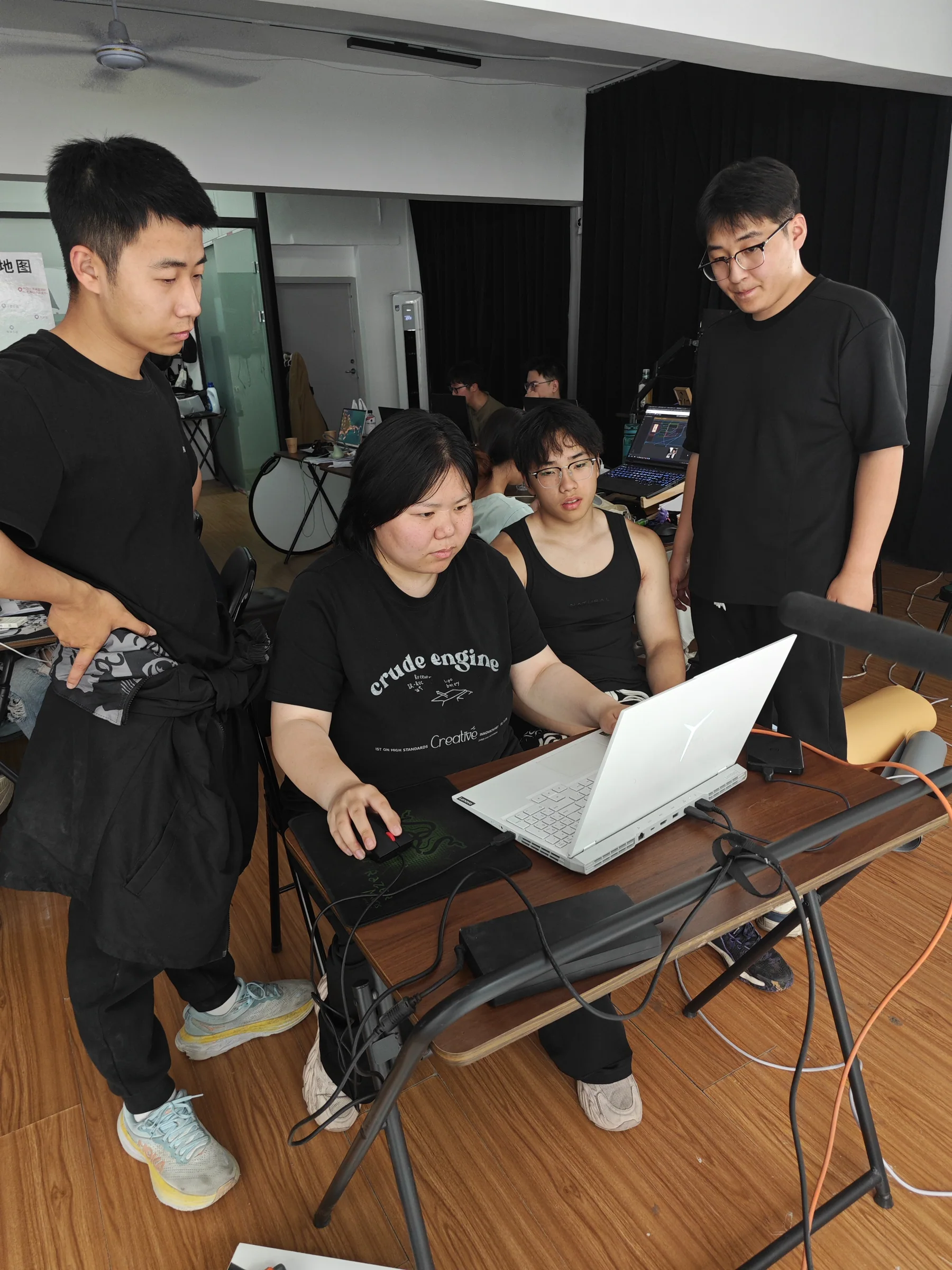 老师指导学员动手练习