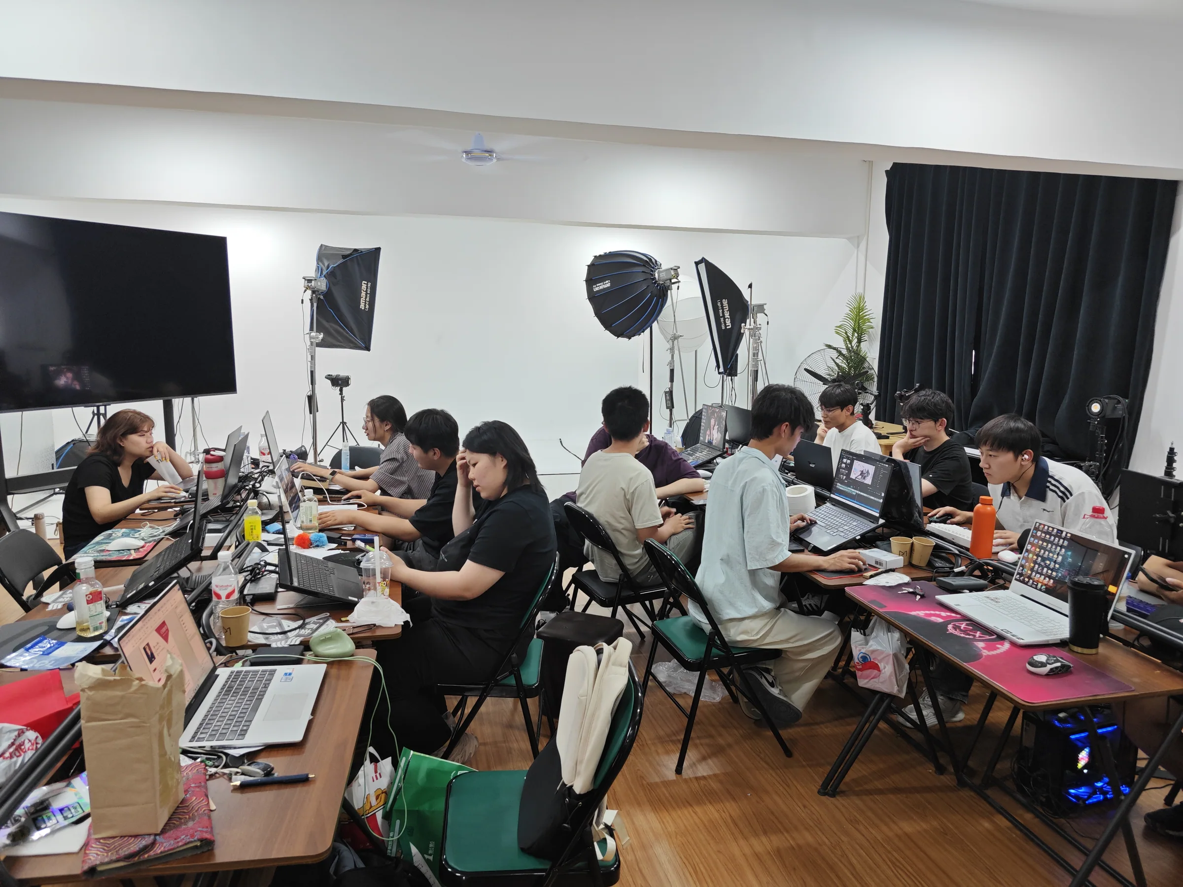 老师与学员一起交流练习的真实教学现场
