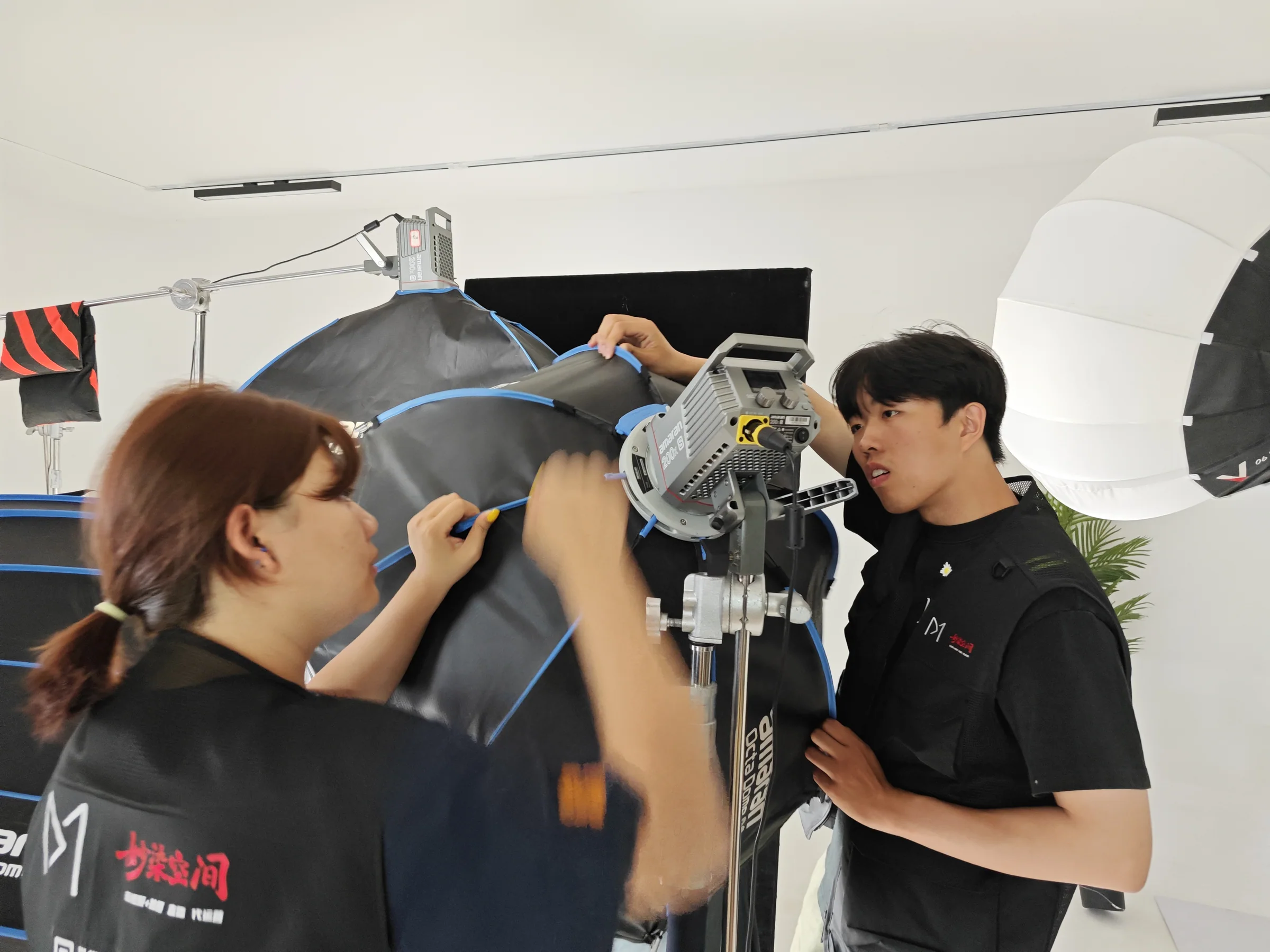 近距离指导相机操作的真实教学现场