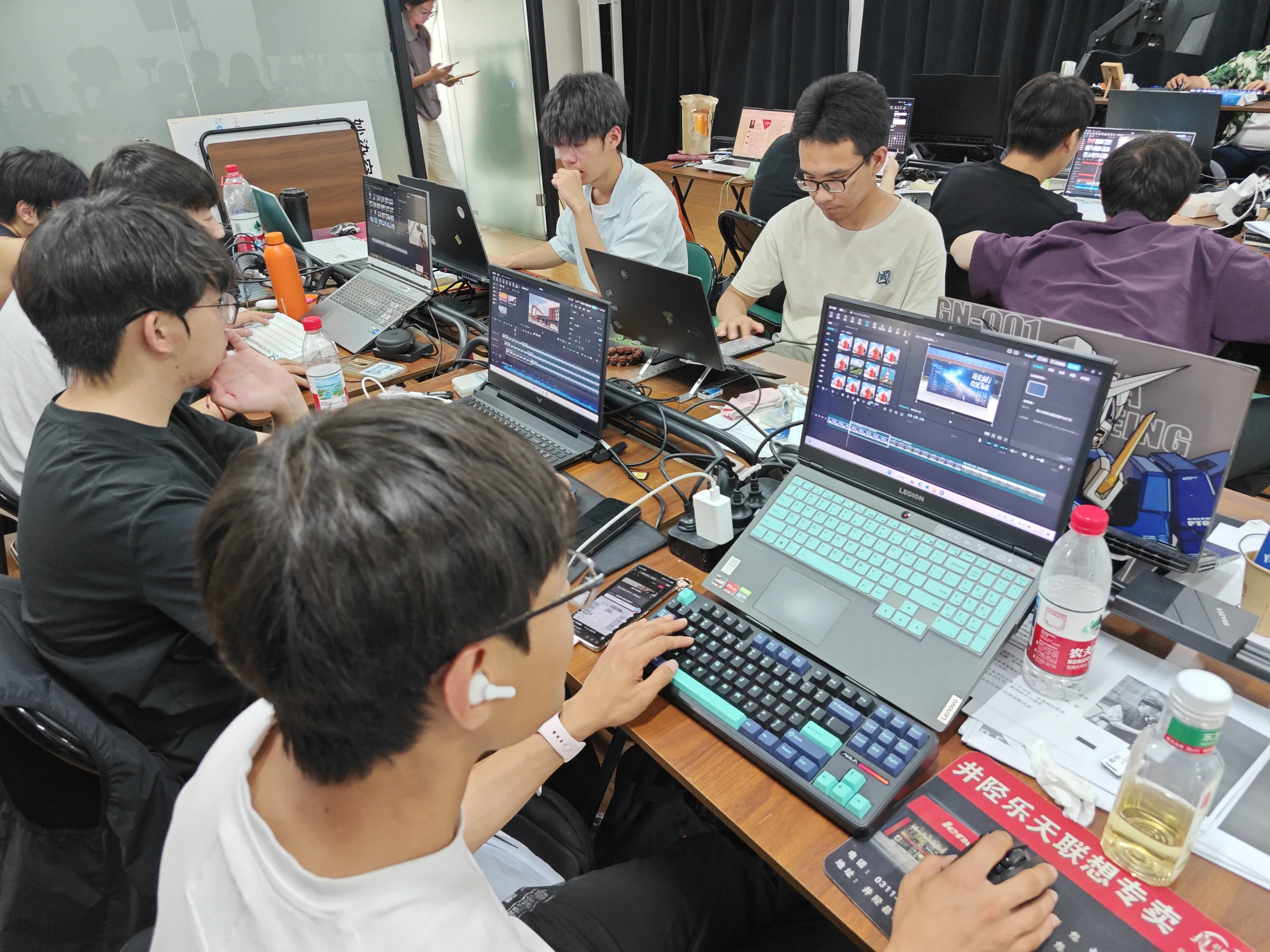 学员进行电脑创作练习